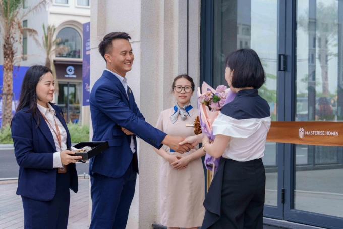 Những khách hàng đầu tiên nhận bàn giao shoptique tại The Centric. Ảnh: Masterise Homes