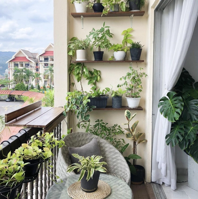Ban công và lô gia chung cư là nơi được nhiều người tận dụng để vừa cải thiện không khí, vừa tăng tính thẩm mỹ cho căn hộ. Ảnh: Ataleofhome