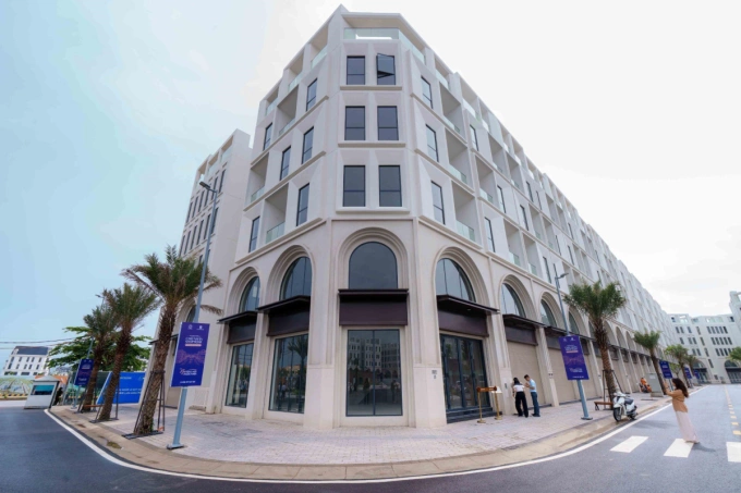 Các căn shoptique đang được hoàn thiện đồng bộ, sẵn sàng cho hoạt động kinh doanh. Ảnh: Masterise Homes