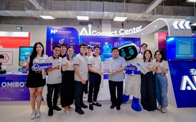 Phó thủ tướng Chính phủ Nguyễn Chí Dũng (thời điểm là Bộ trưởng Kế hoạch và đầu tư) trao giấy chứng nhận cho MP Transformation tại Ngày hội Đổi mới sáng tạo Việt Nam, tháng 8/2024. Ảnh: MPT