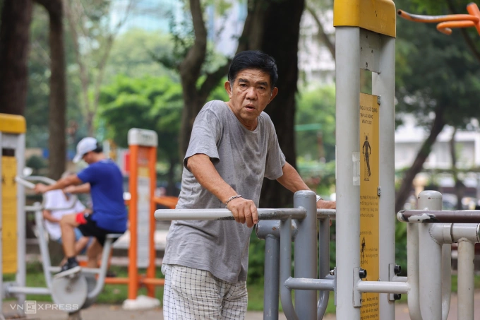 Người dân tập thể dục trong công viên Tao Đàn, phường Bến Thành, TP HCM. Ảnh: Quỳnh Trần