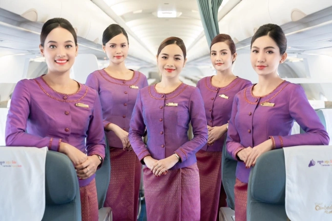 Tiếp viên hàng không hãng Air Cambodia mặc đồng phục màu tím. Ảnh: Air Cambodia