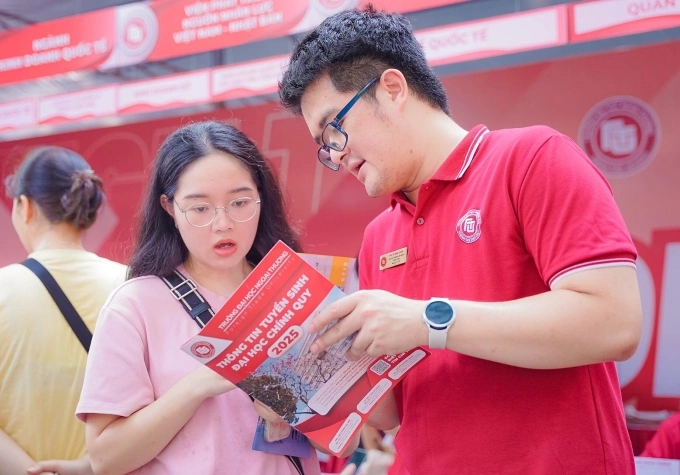 Thí sinh nghe tư vấn tuyển sinh vào trường Đại học Ngoại thương, hôm 19/7. Ảnh: FTU Times