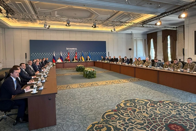 Phái đoàn Nga (trái) và Ukraine tại Istanbul, Thổ Nhĩ Kỳ, ngày 2/6. Ảnh: Bộ Quốc phòng Ukraine