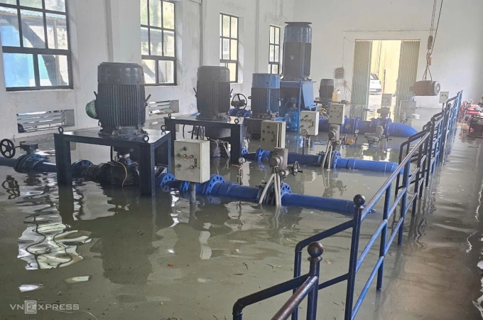 Trạm bơm nước ở nhà máy nước Mật Sơn ngập sâu chiều 22/7. Ảnh: Lam Sơn