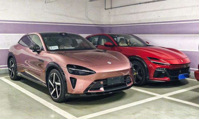 Xe điện Xiaomi YU7 (trái) đỗ cạnh siêu xe Ferrari Purosangue tại một hầm để xe ở Trung Quốc. Ảnh: Yan Chuang