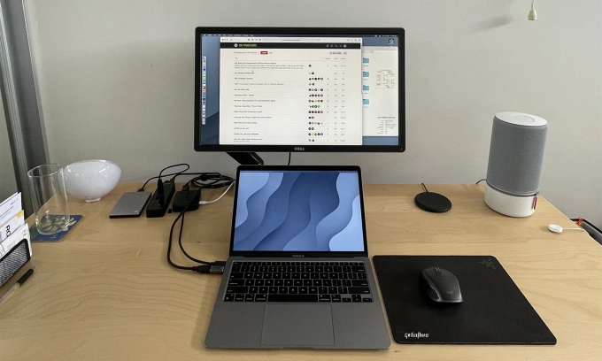 Máy tính Macbook kết nối màn hình Dell. Ảnh: Macpowerusers