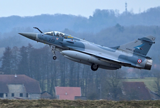 Tiêm kích Mirage 2000-5F cất cánh từ căn cứ ở Saint- Sauveur của Pháp hồi tháng 3/2022. Ảnh: AFP