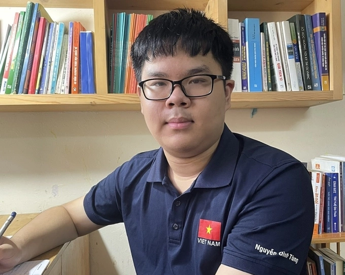 Đình Tùng ở góc học tập tại nhà. Ảnh: Gia đình cung cấp