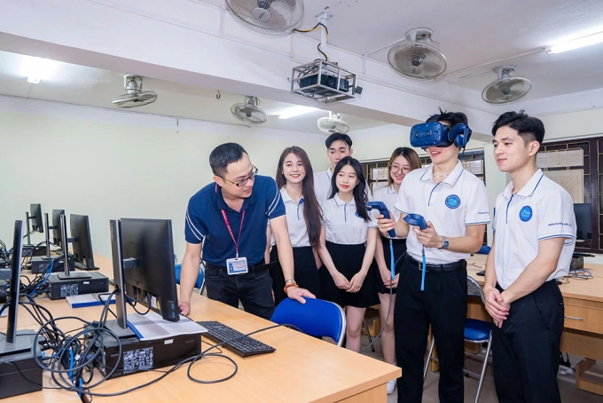 Sinh viên Đại học Mỏ - Địa chất thí nghiệm thị giác máy. Ảnh: HMUG