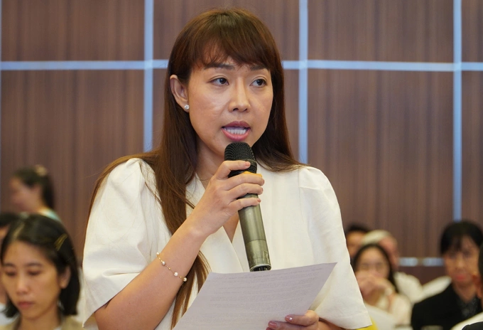 Đại diện Công ty TNHH Vinataba - Philip Morris phản ánh vướng mắc của dự án tại buổi họp mặt ngày 23/7. Ảnh: An Bình