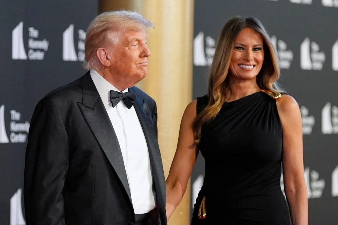 Tổng thống Mỹ Donald Trump cùng đệ nhất phu nhân Melania đến xem vở kịch Những người cùng khổ tại Trung tâm Kennedy, thủ đô Washington, ngày 11/6. Ảnh: AP