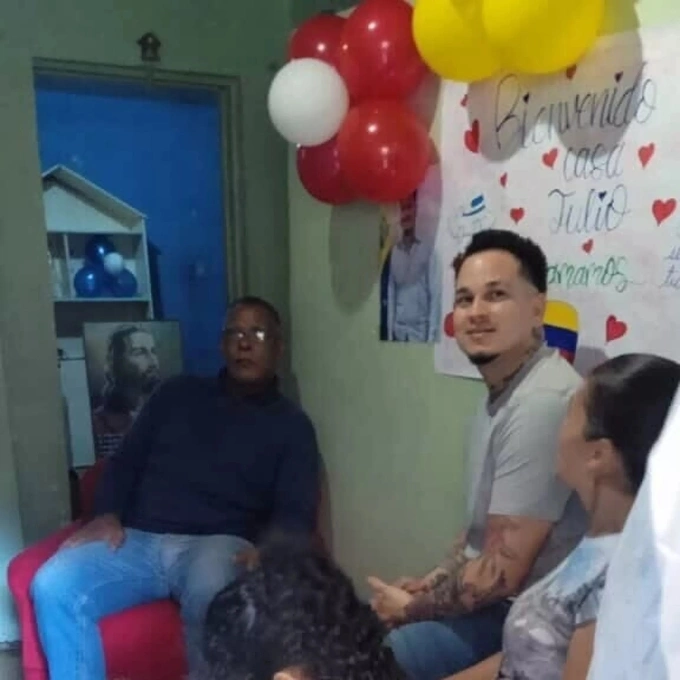 Gonzalez (mặc áo xám) bên các thành viên gia đình trong bữa tiệc mừng đoàn tụ ở Caracas, Venezuela. Ảnh: WP