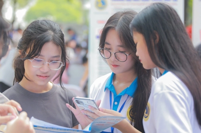 Đại học Giao thông vận tải tư vấn ngành học cho thí sinh hôm 19/7. Ảnh: Fanpage nhà trường