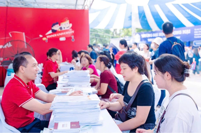 Gian hàng của Đại học Hà Nội tại Ngày hội tư vấn lựa chọn nguyện vọng đại học, cao đẳng 2025 hôm 19/7. Ảnh: HANU