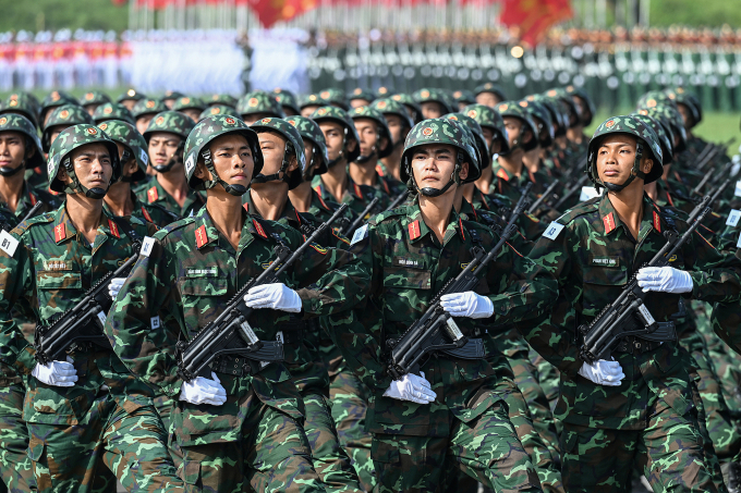 Các chiến sĩ quân đội trong lần đầu hợp luyện cho diễu binh 2/9. Ảnh: Giang Huy