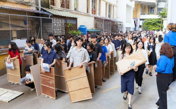 Thí sinh dự thi năng khiếu tại Đại học Kiến trúc Hà Nội. Ảnh: HAU