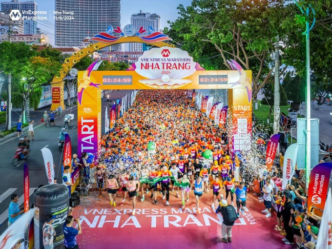 VĐV xuất phát tại VnExpress Marathon Nha Trang 2024. Ảnh: VM
