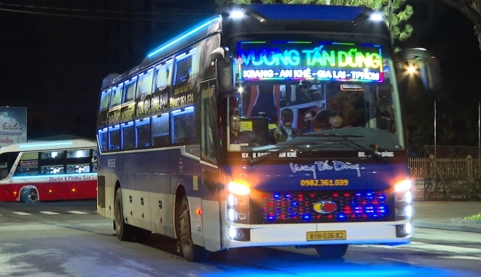 Một ô tô đưa đón cán bộ, công chức từ Gia Lai đến Quy Nhơn (Bình Định cũ) làm việc. Ảnh: Ngọc Oanh