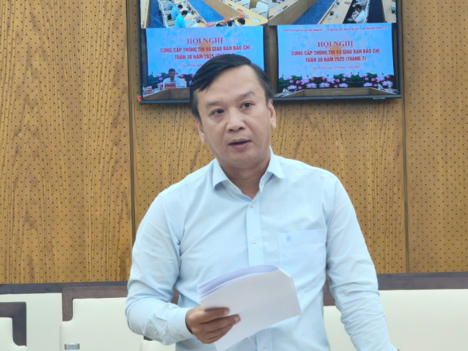 Ông Uông Minh Long, Phó giám đốc Sở Giáo dục và Đào tạo TP Hải Phòng thông tin kết quả vụ việc ở trường THPT chuyên Trần Phú. Ảnh Lê Tân