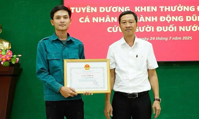 Anh Phi được phường Phú Bài tặng bằng khen. Ảnh: Thanh Đoàn