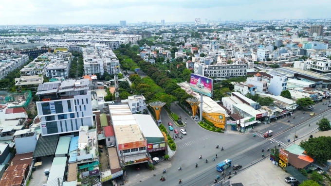 Bất động sản dọc Quốc lộ 13, đoạn gần cầu Bình Triệu (TP HCM). Ảnh: Phương Uyên