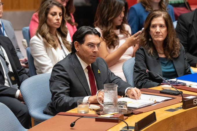 Đại sứ Israel Danny Danon (cà vạt đỏ) tại cuộc họp của Hội đồng Bảo an Liên Hợp Quốc ngày 23/7. Ảnh: Reuters