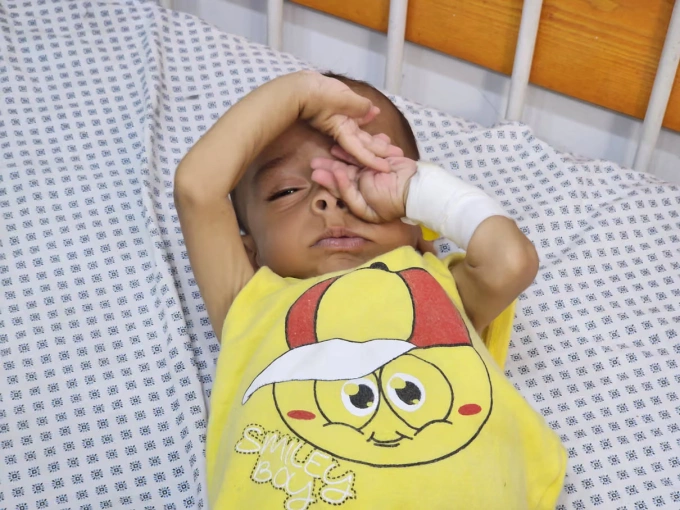 Bé Mohammed Aliwa tại bệnh viện PFBS ở thành phố Gaza. Ảnh: Guardian