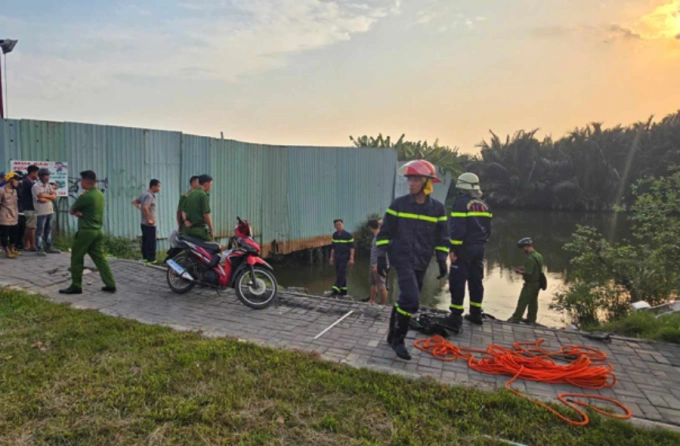 Nhiều cảnh sát được huy động đến tìm kiếm. Ảnh: Minh Bằng