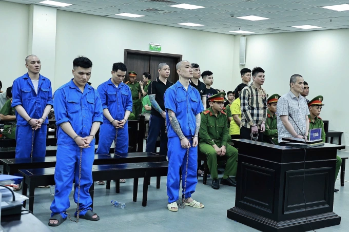 Các bị cáo trong vụ án dùng xe biển xanh chở ma túy bị TAND Hà Nội tuyên tổng 11 án tử hình, hôm 2/7. Ảnh: Danh Lam