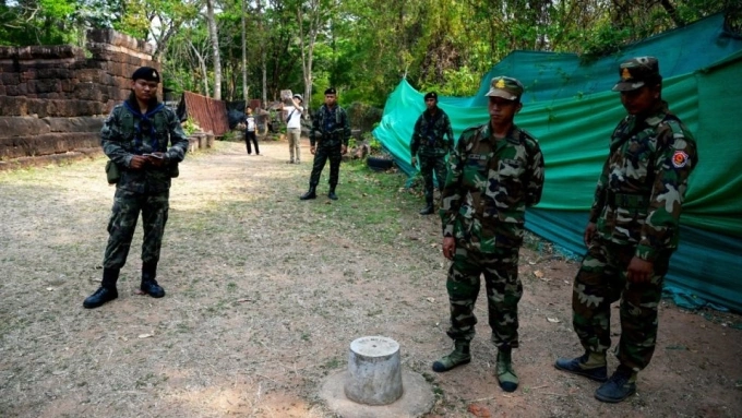 Binh sĩ Thái Lan (trái) và Campuchia tại khu vực gần đền Ta Muen Thom. Ảnh: AFP