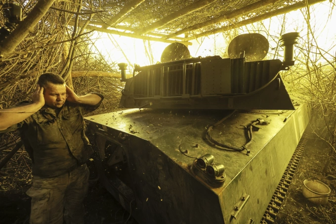 Lựu pháo Ukraine khai hỏa về phía các vị trí của quân đội Nga gần Chasov Yar, vùng Donetsk, miền đông nước này, hôm 22/7. Ảnh: AP