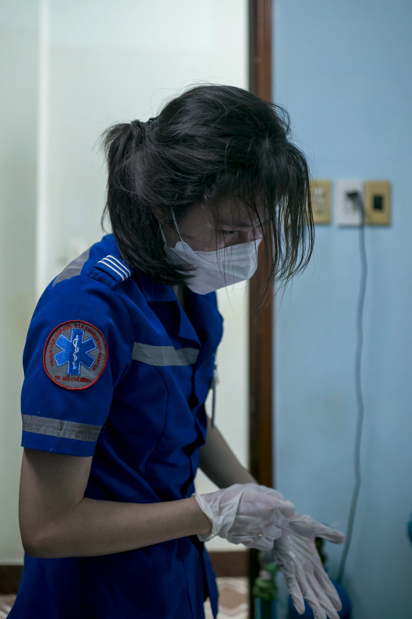 Bác sĩ Nguyễn Hoàng Tú Minh (29 tuổi) nỗ lực tìm mọi cách cứu sống bệnh nhân. Ảnh: Hoàng Việt B2-11-1176-1753339352.jpg