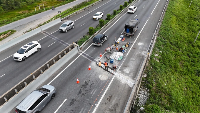 Đơn vị thi công sửa chữa khe co giãn trên cầu thuộc tuyến cao tốc qua tỉnh Đồng Tháp. Ảnh: Hoàng Nam