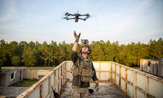 Binh sĩ Mỹ thu lại drone tại căn cứ Bragg ở Bắc Carolina hôm 22/7. Ảnh: US Army