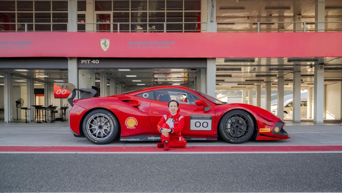 Tác giả bên chiếc Ferrari 488 Challenge Evo. Ảnh: Phạm Tuấn