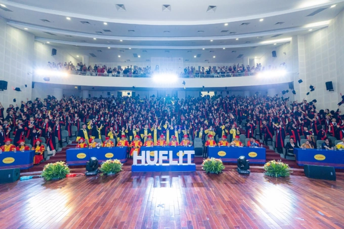 Sinh viên HUFLIT trong một buổi lễ tốt nghiệp. Ảnh: HUFLIT