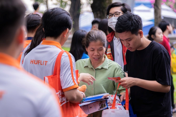 Nhiều phụ huynh, học sinh được giới thiệu các chương trình học và mức học phí tương ứng. Ảnh: HUFLIT