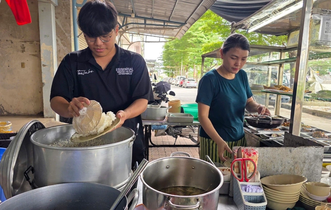 Thắng phụ mẹ bán cơm bên quốc lộ 1k. Ảnh: Phước Tuấn