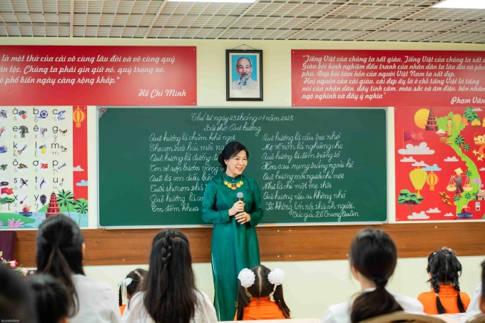 Phu nhân Ngô Phương Ly trò chuyện cùng các em học sinh tại Moskva, Nga, ngày 23/7. Ảnh: Báo Quốc tế