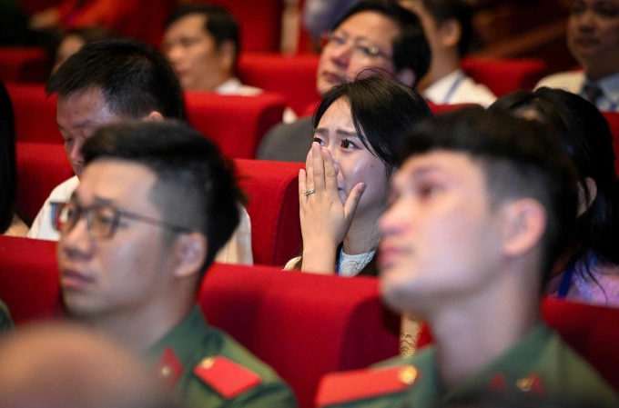 Nhiều người tham dự không kìm được nước mắt khi nghe ký ức chiến trường của các cựu chiến binh. Ảnh: Việt Trung