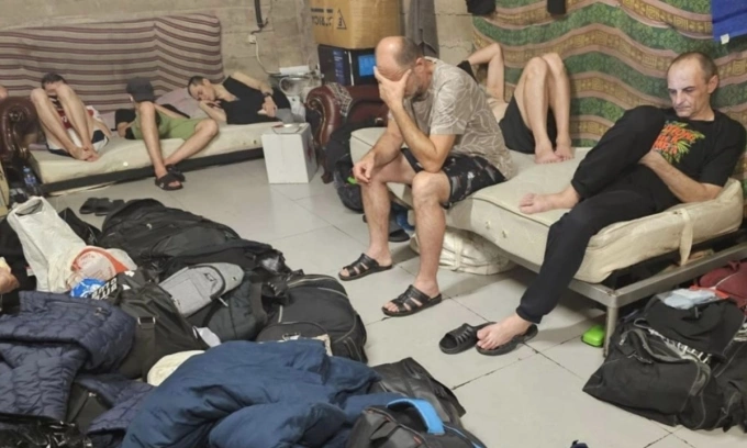 Những người Ukraine bị Nga trục xuất chờ đợi trong tầng hầm dưới lòng đất tại biên giới Nga - Gruzia. Ảnh: Moscow Times