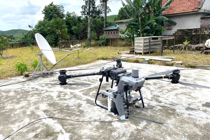 Hệ thống drone phát sóng trong quá trình thiết lập thử nghiệm. Ảnh: VT