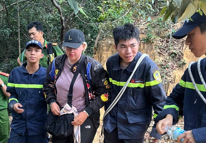 Lực lượng cứu hộ hỗ trợ du khách gặp nạn. Ảnh: Công an tỉnh Khánh Hòa