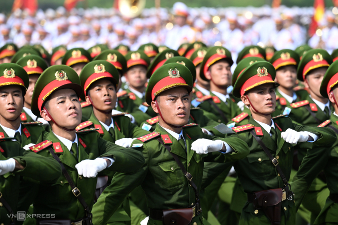 Công an hợp luyện chuẩn bị cho diễu binh 2/9. Ảnh: Giang Huy