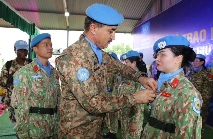 Chuẩn tướng Ameer Muhammad Umrani trao huy chương cho từng thành viên đội. Ảnh: Đội công binh