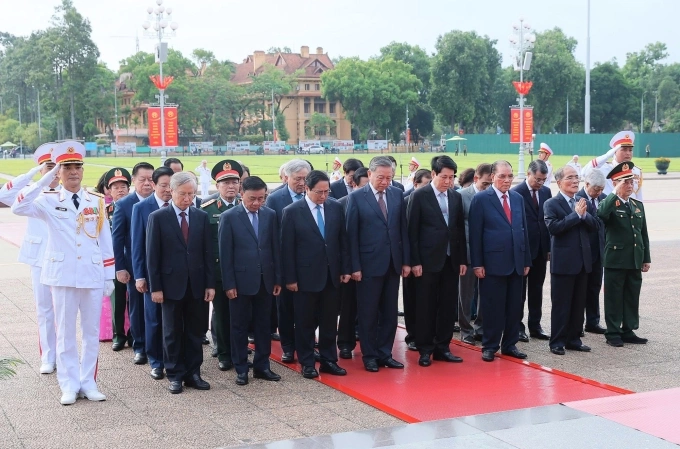 Lãnh đạo, nguyên lãnh đạo Đảng, Nhà nước đặt vòng hoa và vào Lăng viếng Chủ tịch Hồ Chí Minh, sáng 24/7. Ảnh: Nhật Bắc