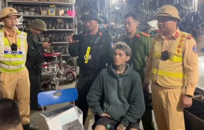 Bình thời điểm bị CSGT dừng xe kiểm tra. Ảnh: Cục CSGT