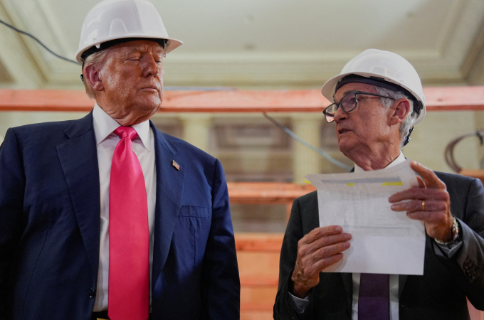 Tổng thống Mỹ Donald Trump (trái) và chủ tịch Fed Jerome Powell trong chuyến thăm trụ sở Fed ở Washington ngày 24/7. Ảnh: Reuters