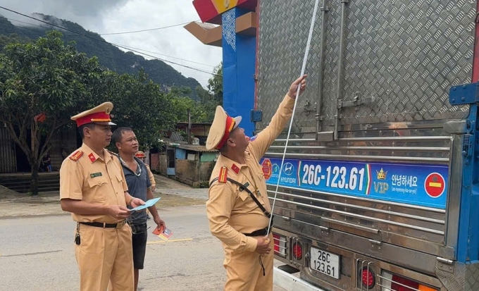 Cảnh sát giao thông kiểm tra xe trên quốc lộ 6B. Ảnh: Minh Nhật